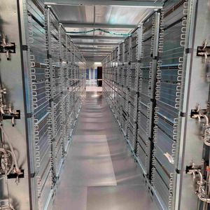 Seltene Einblicke: Direkt in das Innere eine Superrechners, ins  Herz des ehemaligen HLRS-Cluster „Hawk“. (Bild:  HLRS)