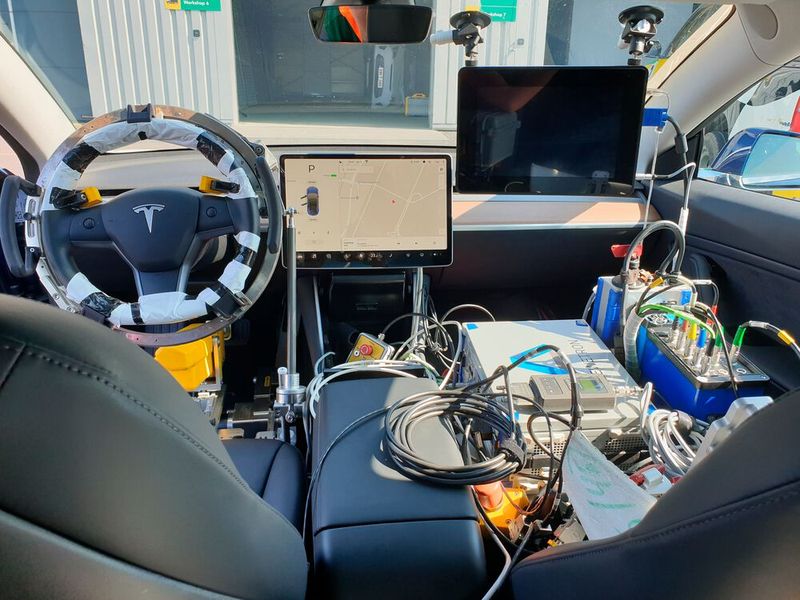 Vernetztes und autonomes Fahren testen: Für die vielfältigen Szenarien nutzen Entwickler Autos, die mittels enormer Rechenleistung und diverser Umbauten automatisiert fahren können. (Bild: Dekra)