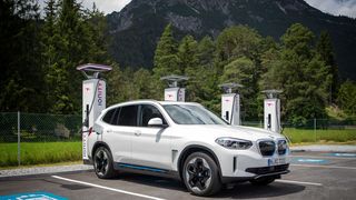 Rund 14 Millionen E-Pkw sehen Berater der Regierung als potenziell notwendig an, um schärfere EU-Grenzwerte zu erfüllen. (Bild: BMW)
