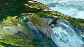 PFCs – per- und polyfluorierte Chemikalien – finden ihren Weg aus Alltagsprodukten immer wieder ins Oberflächen- oder Grundwasser, so die Experten. (Symbolbild) (gemeinfrei)