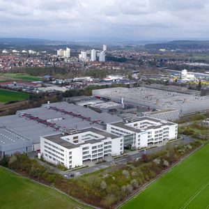 Vorreiter der digitalen Fertigung: Im Siemens-Werk Erlangen sind bereits über 100 KI-Algorithmen im Live-Betrieb. Bis 2030 investiert Siemens 500 Millionen Euro in den Ausbau des Standorts.(Bild:  Siemens)