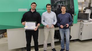 Spritzgussteilen mit neuem Spin-Mold-Verfahren die doppelte Festigkeit gegeben! Das Forschungsteam der Hochschule Osnabrück freut sich über einen begehrten Award, den es dafür gab. Von links: David Diring, Philipp Land und Projektleiter Prof. Dr. Thorsten Krumpholz. (Bild: HS Osnabrück)