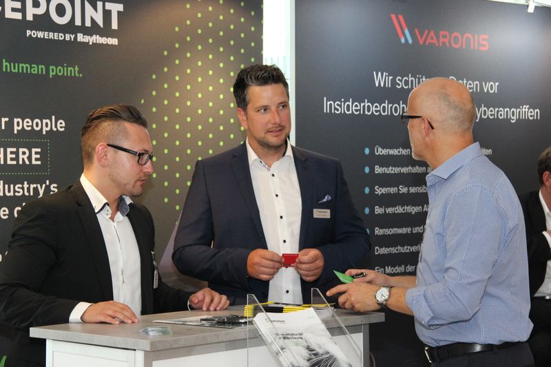 Michael Stanik (l.) und Frank Limberger von Forcepoint standen den Besuchern mit Rat und Tat zur Seite. (Vogel IT-Akademie)
