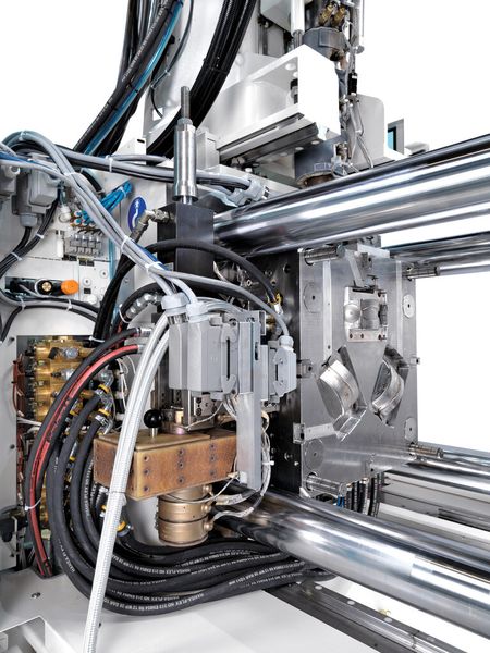 Bild 3: IMKS-Technik mit Dreistationen-Indexplattenwerkzeug und seitlich integriertem Aggregat für niedrig schmelzende Metalllegierungen. (Bild: Krauss-Maffei)
