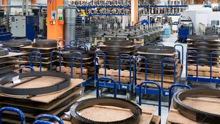 Unterschreitet der Artikelbestand einen Schwellenwert, wird automatisch eine bedarfsgerechte Nachbestellung und Lieferung aus dem Wikus-Lager angestoßen. (Wikus)