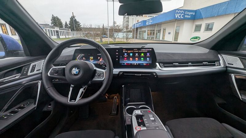 4. Der Innenraum: Das recht luftige Interieur des X2 wirkt sehr wertig. Anders als manch ein anderer Hersteller hat BMW klassische Bedienelemente nicht komplett aus dem Cockpit verbannt. (Bild: Mauritz – VCG)