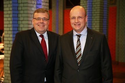 Jürgen Vormann und Dr. Roland Mohr (links),  der scheidende Geschäftsführervon Infraserv Höchst, informierten über aktuelle Projekte im Industriepark Höchst und die Geschäftsentwicklung der Standortbetreibergesellschaft. (Maik Reuß)