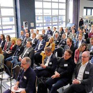 Der Einladung zur Vorstellung der Studie in der Zukunftswerkstatt 4.0 waren viele Gäste aus der Branche gefolgt.(Bild:  Zietz – »kfz-betrieb«)