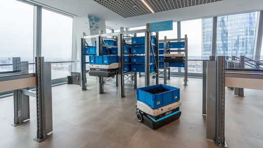 Im SAP Experience Center über den Dächern von New York City präsentiert „AeroBot“ – integriert mit der Knapp „AeroBot“ App – maximale Lagerdichte und intelligente Technologie für die Logistik der Zukunft.(Bild:  SAP)