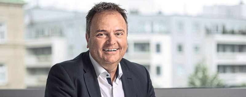 Rainer Ostermann zeigt, wie Festo seine Kunden mit der digitalen Customer Journey, also über digitale Tools, über den gesamten Lebenszyklus einer Maschine hinweg begleitet.(Bild:  Maximilian Lottmann)