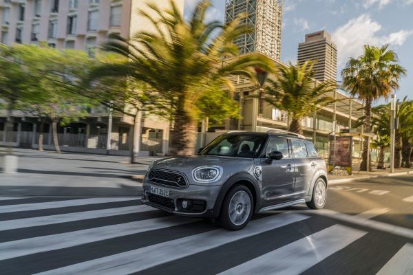 Der MINI Cooper S E Countryman ALL4 ist der erste Mini, bei dem ein Plug-in-Hybrid-Antrieb die Möglichkeit zu rein elektrischer und damit lokal emissionsfreier Mobilität eröffnet. (Mini)