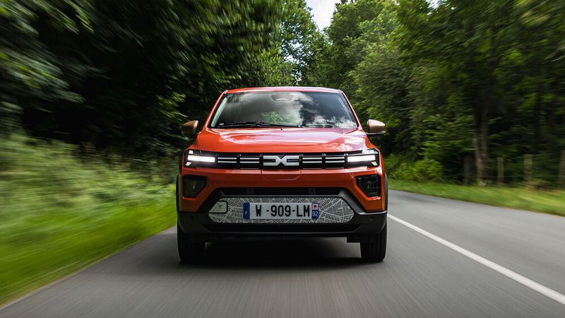 Weitgehend beibehalten wurde die Technik. So liefert wie bisher ein vergleichsweise kleiner Akku von 27 kWh die Energie. (Bild: Dacia)