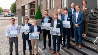 Die Preisträger, der Stiftungs-Geschäftsführer Peter Schuster, Schaeffler-Vorstände Uwe Wagner und Sascha Zaps sowie die Vorständin der Schaeffler-FAG-Stiftung und Leiterin HR der Sparte Bearings & Industrial Solutions Esther Rahner (v. l.). (Bild: Schaeffler)