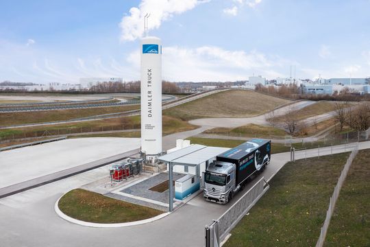 Der Platzbedarf der „sLH2“-Tankstelle ist überschaubar.(Bild:  Daimler Truck AG)