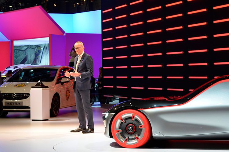 Opel-Boss Karl-Thomas Neumann präsentierte die Studie des Opel GT. (Foto: Rehberg)