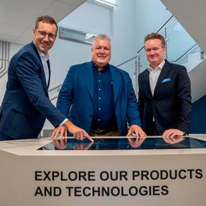 Standortleiter Christopher Hermann, CEO Michael Mertin und IV-Präsident Georg Knill (von links) eröffneten offiziell die neue, interaktive Erlebniswelt für Besucher am AT&S-Standort Fehring. (Bild:  AT&S)