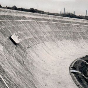 Die spektakuläre, steile Nordkurve der Avus brachte viele Fahrer an ihre Grenzen. Hier durchfährt sie Bernd Rosemeyer in seinem „Auto Union“-Rennwagen.(Bild:  Ulf Schulz/Avus 100/PS-Speicher)
