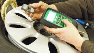 Mit Reifendruckkontrollsystemen haben die Kfz-Betriebe seit 2014 zunehmend mehr zu tun. Allerdings ist das Wissen um diese Systeme noch nicht optimal. (Bernd Reich)