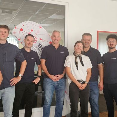 SOS Software Service und NinjaOne arbeiten in der DACH-Region künftig zusammen: (v. l.) Cynthia Hermann (SOS Software Service), Marcel Neubauer (NinjaOne), Sebastian Rose (NinjaOne), Ken Rosko, Luisa Bröhl (SOS Software Service), Miro Milos, Oguszhan Karaagac (NinjaOne) und Valentin Wolf (SOS Software Service) (Bild: SOS Software Service)