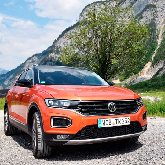 SUV im Golfrevier: Anders als seine größeren Geschwister aus dem Volkswagen-Konzern gibt sich der T-Roc betont jungendlich und frech.(Bild:  »kfz-betrieb« / Schweitzer)