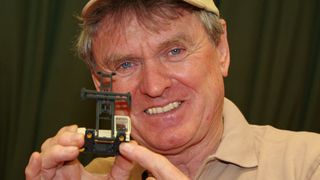 Was hat der Ex-Bayern-Torwart Sepp Maier mit den Universal-Vierwege-Seitenstaplern von Hubtex zu tun? Die Antwort gibt der Fußball-Weltmeister von 1974 am 19. April um 10:30 Uhr auf der Messe Bauma 2010 in München. Bild: Hubtex (Archiv: Vogel Business Media)