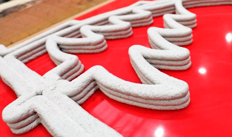 Für die Fertigung braucht es eine geeignete faserbewährte Betonrezeptur. Sie muss pumpfähig sein und gleichzeitig schnell genug ansteifen, damit mehrere Schichten aufgebaut werden können. (Bild: Technische Universität Chemnitz)