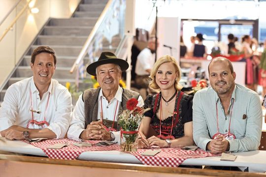 Das Management-Team von Fotofinder: Julian Mayer, Rudolf Mayer, Kathrin Niemela, Andreas Mayer (v.l.n.r.) Das Management-Team von Fotofinder: Julian Mayer, Rudolf Mayer, Kathrin Niemela, Andreas Mayer (v.l.n.r.)