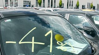 Beim ersten Lagerverkauf der Dirkes Automobilgruppe gab es Mega-Rabatte.  (Baeuchle/»kfz-betrieb«)