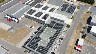 Würth Industrie Service hat den 1. Platz in Sachen „Exzellente Nachhaltigkeit 2023“ in der Kategorie Baustoffe und Bauzubehör erhalten. Überzeugt hat dabei nicht nur die Photovoltaik auf dem Dach am Standort Bad Mergentheim ... (Bild: Würth Industrie Service)