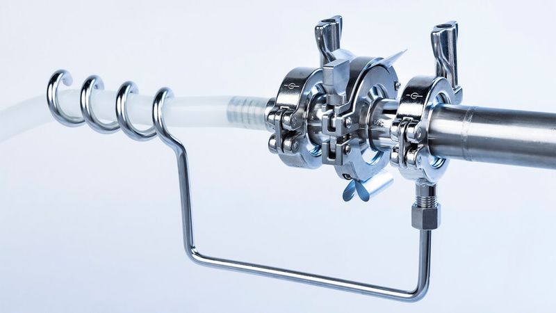 Die Sterilkonnektoren ermöglichen den GMP-konformen Transport im Zuge der keimfreien Verarbeitung von Flüssigkeiten und sind besonders für mobile Behälter perfekt geeignet.  (Bild: Zeta GmbH)