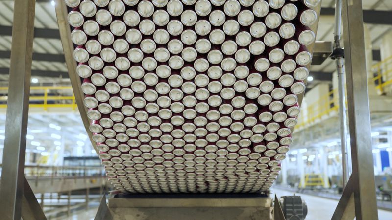 Steigende Anforderungen an Effizienz und die kontinuierliche Optimierung des Ressourceneinsatz prägen die Herstellung von Getränkedosen seit Jahren. Für die Royal Can Making Company bedeutete dies, bestehende Prozesse gezielt weiterzuentwickeln und Einsparpotenziale systematisch zu erschließen.(Bild:  Henkel)