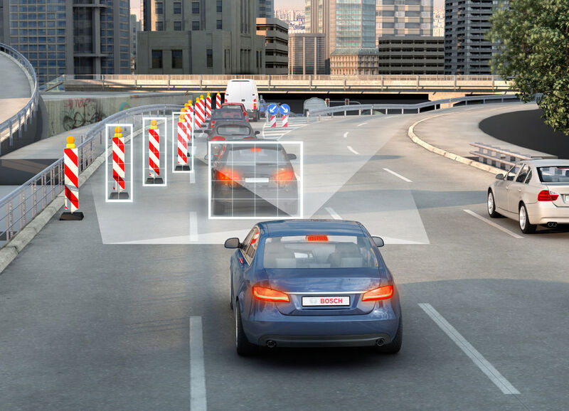 Immer mehr Sensoren und Kameras sorgen für mehr Sicherheit im Straßenverkehr, verlangen jedoch auch leistungsfähige IT-Systeme im Auto. (Bosch)