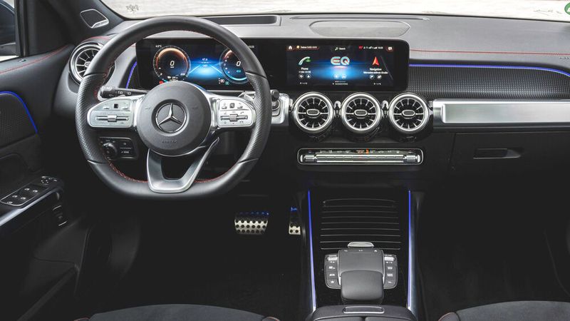 Schick eingerichtet und auf der Höhe der Zeit ist das Cockpit des EQB. (Bild: Mercedes-Benz)