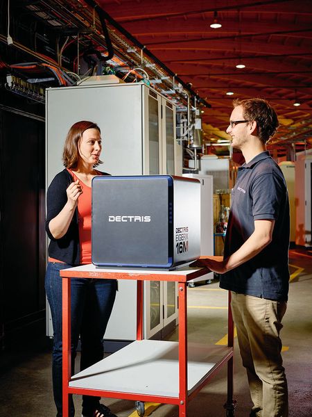 PSI-Wissenschaftlerin Justyna Wojdyla und Dectris-Inge­nieur Michel Stäuber am Eiger X 16M. (Scanderbeg Sauer Photography)