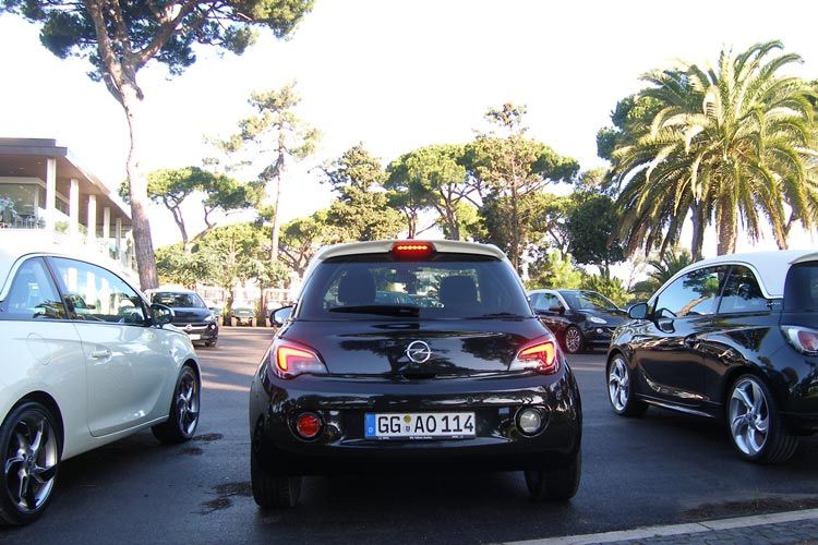 Das Resultat nach dem Einparken durch den elektronischen Assisten – einmal musste das System korrigieren/rangieren – die Lücke wurde aber zunächst auch ziemlich eng angefahren. Zehn Zentimeter weiter rechts hätte die Elektronik die exakte Mitte getroffen. Passt. (Foto: Rehberg)