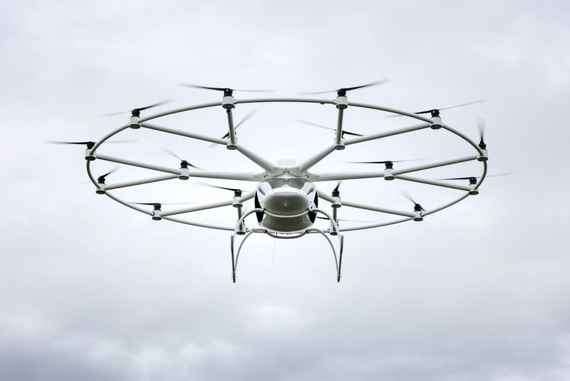 Der elektrische Volocopter fliegt zum ersten Mal bemannt: Das Fliegen für Jedermann rückt in greifbare Nähe. (Bild: E-volo/Nikolay Kazakov)