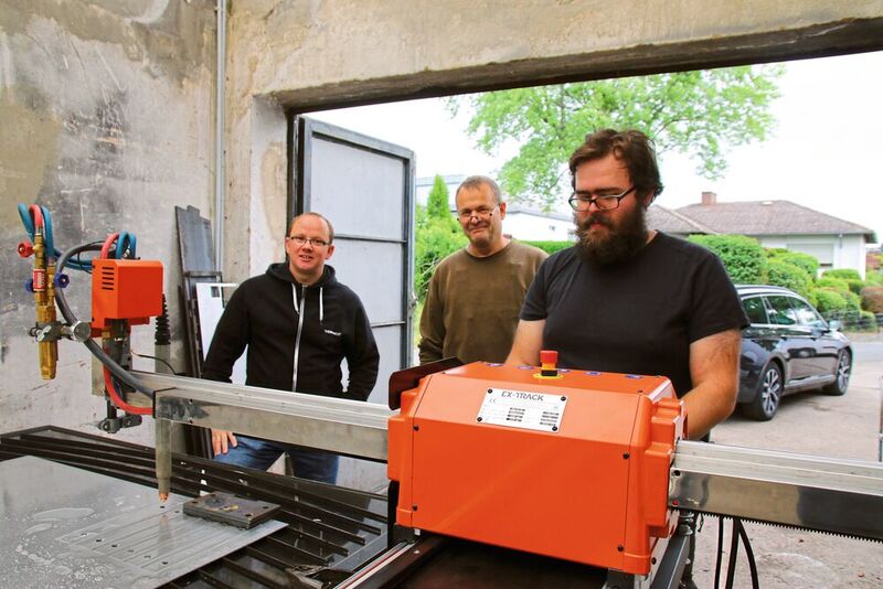 Thermacut-Anwendungstechniker Jens Winkelmann, Firmenchef Matthias Apel und Mitarbeiter Maxim Söhngen (v.l.) sind begeistert von der einfachen Bedienbarkeit der Ex-Track CNC. (Bild: Thermacut)