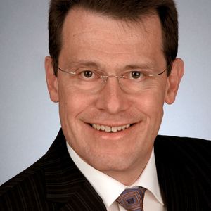 Dr. Joachim Fetzer, Executive Vice President bei SB Limotive: „Die Lithium-Ionen-Zelle bietet eine erheblich bessere Leistungsdichte und aufgrund einer hohen Nennspannung eine höhere Energiedichte als Nickel-Metallhydrid-Zellen.“ Bild: SB Limotive