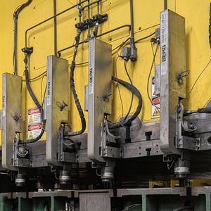 Seit März 2026 sind die intelligenten Spanner und die am Fraunhofer IWU entwickelte Software als Hightech-Nachrüstlösung bei Magna Body & Chassis Germany unter den rauen Produktionsbedingungen des Presshärtens im Einsatz. (Bild:  Magna Body & Chassis Germany GmbH)
