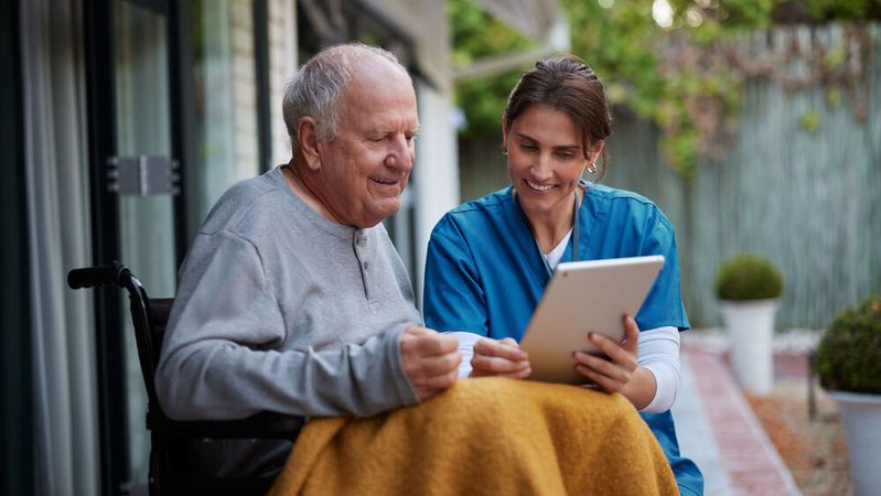 Bei Dienstleistungen, die zur Daseinsvorsorge zählen, müssten die bisherigen analogen Zugangswege eingeschränkt erhalten bleiben, fordert der hessische Datenschutzbeauftragte Prof. Dr. Alexander Roßnagel. In Seniorenheimen könnten „Digitale-Hilfe-Beauftragte“ benannt werden.(Bild: ©  Rido – stock.adobe.com)