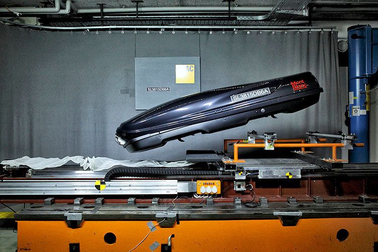 Im Crash-Test versagte die Box von Mont Blanc. Sie löste sich vom Testaufbau und erhielt dafür die Note „mangelhaft“. (Foto: ADAC)