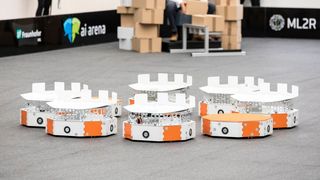 Schwarmintelligenz für die Logistik. Der einzelne Loadrunner ist für Lasten bis 30 Kilogramm ausgelegt, die er allein transportieren und sortieren kann. Im KI-basierten Schwarm leistet das vom Fraunhofer-IML in Dortmund entwickelte Robotersystem noch mehr. Darauf setzt jetzt die Kion-Group. (Bild: Fraunhofer-IML)