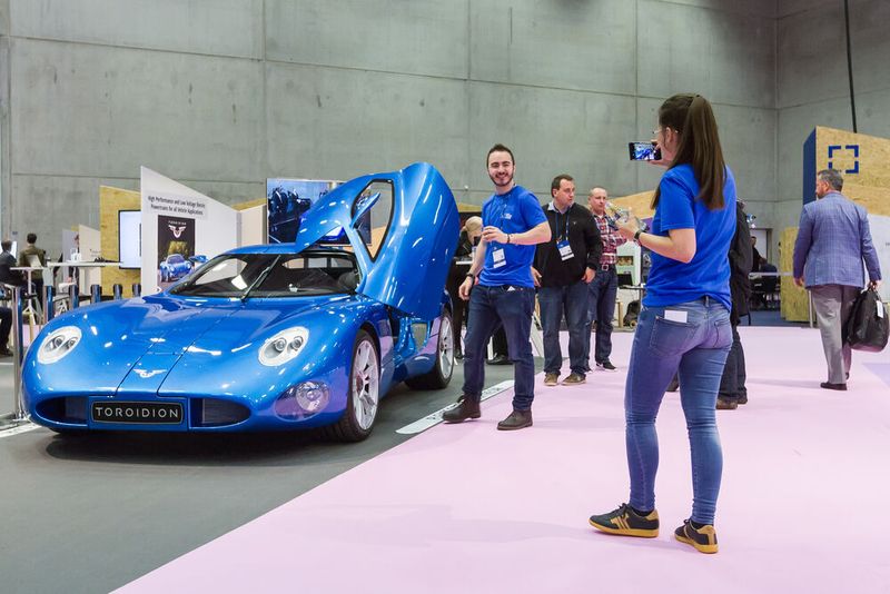 Fahrzeuge aus Carbon mit hocheffizienten Elektromotoren - eines der Themen in Berlin. (Bild: © CUBE GmbH | Photo: Dennis Wartenberg)