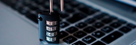 Damit die Sicherheit bei der Digitalisierung von Industrieumgebungen von Anfang an mitgedacht wird, ist eine enge Zusammenarbeit zwischen den IT- und OT-Teams notwendig. (Bild:  gemeinfrei /  Pixabay)