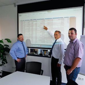 Geschäftsführer Christian Jordan, Berater Dr. Reinhold Sedelies und Konstruktionsleiter Maik Müller (v.li.) diskutieren die Auswertung von Daten komplexer Blechkonstruktionen.