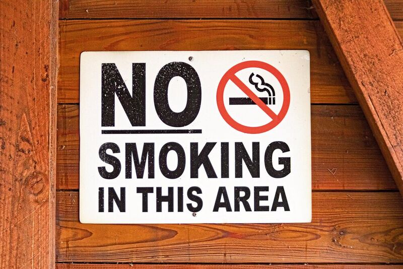 Nichtraucher-Zonen sind nicht wirklich racuhfrei, denn – Menschen geben gefährliche Teer- und Nikotinablagerungen aus Tabakrauch auch in Nichtraucherumgebungen ab. (Symbolbild)
