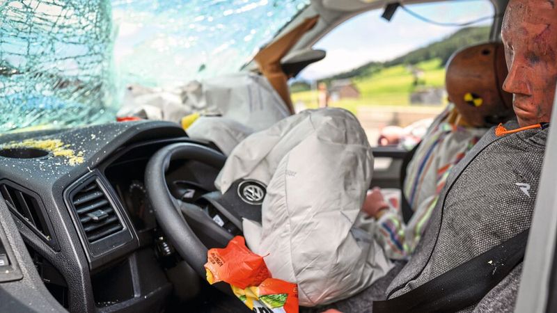 Vor allem Gurtstraffer und Airbag schützen im T6 die Insassen vor erheblichen Verletzungen. (Bild: © KEYSTONE / MELANIE DUCHENE)