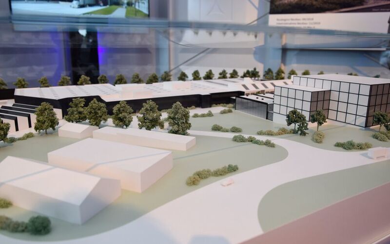 Ein Modell soll zeigen, wie es 2020 aussehen wird: Auf 30.000 m², davon 7500 m² Neubau, entsteht der Mechatronic Competence Campus. (Stefanie Michel)