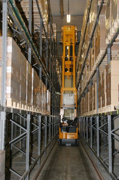 Das Warehouse-Management-System Log-OS von MLR übernimmt unter anderem die Auftragsvergabe an die fahrerlosen Transportfahrzeuge und die Verkehrsregelung, steuert speicherprogrammierbare Steuerungen und verarbeitet die Ident-Informationen aller beteiligten Komponenten und Gewerke. Bild: MLR (Archiv: Vogel Business Media)