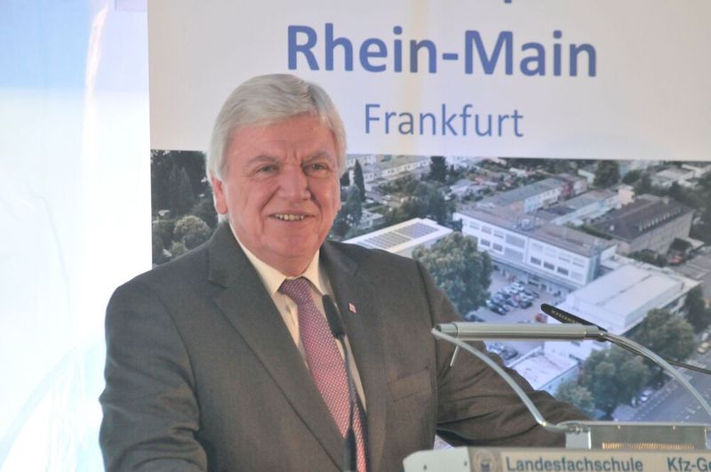 Volker Bouffier, Ministerpräsident des Landes Hessen, forderte die Anwesenden und alle Besucher der Schule auf, „die Zukunft in die eigene Hand zu nehmen“.  (Bild: Zietz / »kfz-betrieb«)